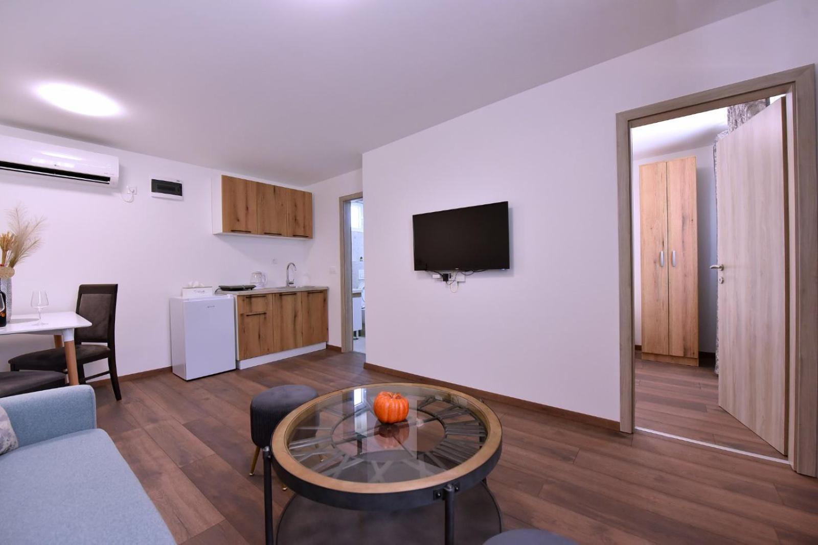 Airport Apartments Tri Hrasta Podgorica Luaran gambar